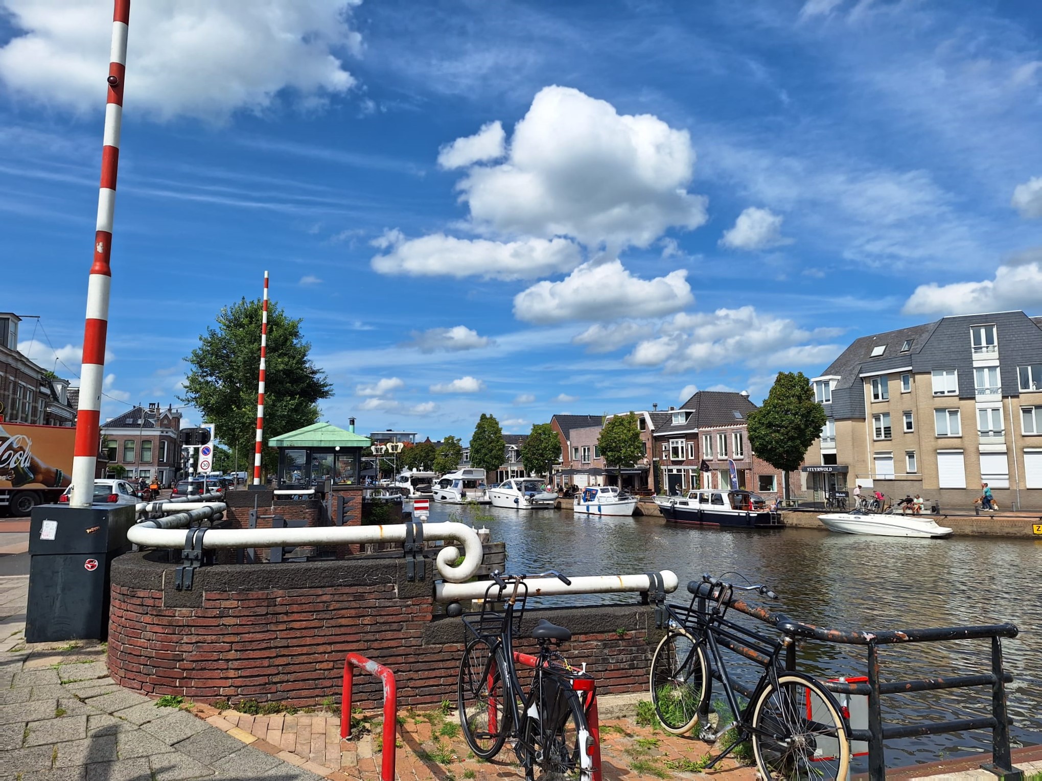 1e Oosterkade 26 14 aug '23 vanaf Brug Vripack-zijde